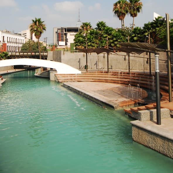 Disfrutar del Paseo de Santa Lucía en Monterrey